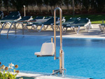 No hace falta vaciar la piscina para instalar esta silla salvaescaleras