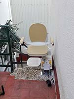 Silla sube escaleras Acorn exterior instalada en una casa particular de Alicante