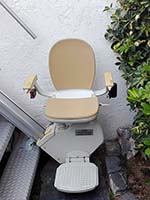 Silla salvaescaleras Acorn exterior instalada en una vivienda particular de Barcelona