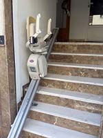 Silla subescaleras Acorn exterior instalada en una casa particular de Chiva (Valencia)