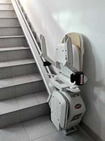 Silla elevadora Acorn instalada en una comunidad de propietarios de Castellón