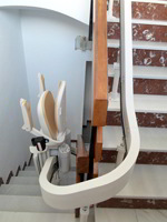 Silla salvaescaleras curve instalada en una comunidad de vecinos de Madrid