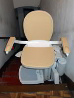 Silla salvaescaleras Curve instalada en una casa particular de Teia