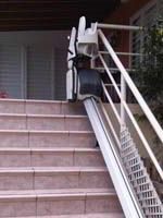 Silla subeescaleras levante exterior instalada en el acceso exterior de una vivienda particular