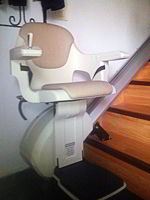 Silla salvaescaleras levante instalada en una casa particular en el distrito de Hortaleza en Madrid