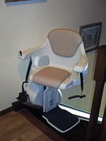 Silla elevadora levante instalada isntalada en una casa particular en Mahadaonda