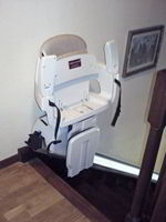 Silla salvaescaleras levante plegada, instalada en una vivienda unifamiliar de Mahadaonda