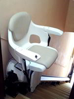 Silla salvaescaleras levante instalada en una vivienda unifamiliar en Ávila capital