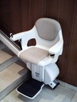 Silla elevadora levante instalada en una vivienda unifamiliar en Barcelona capital