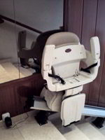 Silla elevadora levante instalada en un chalet adosado situado en Barcelona capital