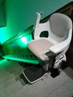 Silla elevadora levante instalada en una casa particular en Madrid capital, en el distrito de Chamberí