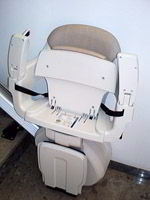 Silla elevadora levante instalada en una vivienda unifamiliar en Tarragona.